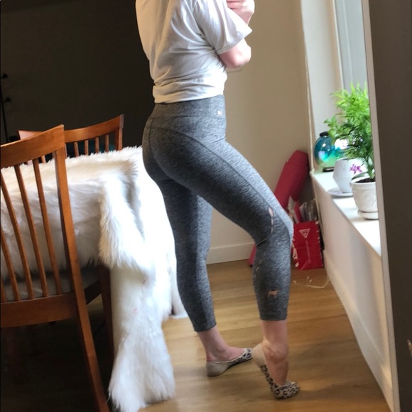 PINK Victoria's Secret Pants - 🌙[ VS PINK ] Ultimate Cropped Leggings with Cutouts